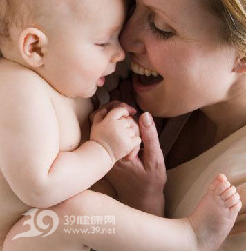 新生儿排便多，妈妈别担心